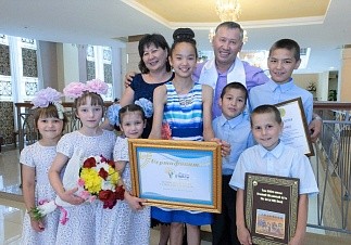 Герои нашего времени: многодетная семья Тулегеновых рассказала о воспитании 12 детей 